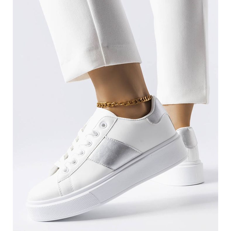 Weiße Sneakers mit silbernem Streifen von Aurélie 2