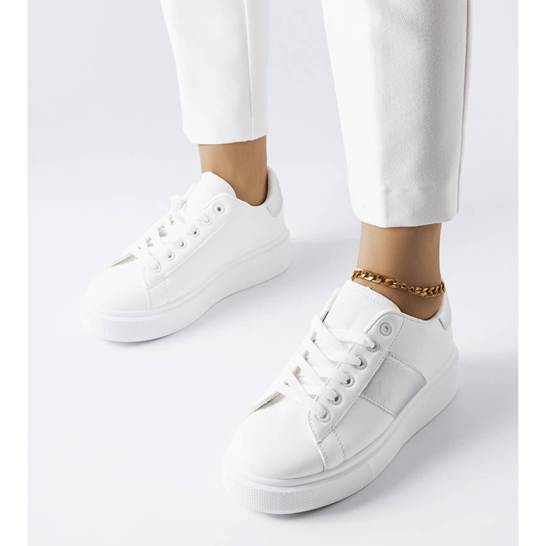 Weiße Sneakers mit silbernem Streifen von Aurélie 1