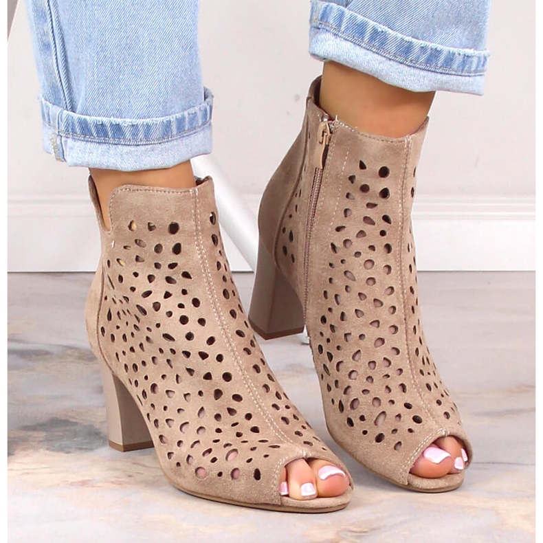 Frühlingsbeige durchbrochene Damenstiefel auf der Post Jezzi 1