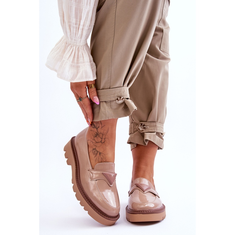 Vinceza Lackierte Damen-Loafer auf der Plattform mit beigefarbener Dekoration Jonett 1