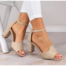 Damensandalen aus Wildleder auf einem beigen Pfosten Potocki YQ21035 1