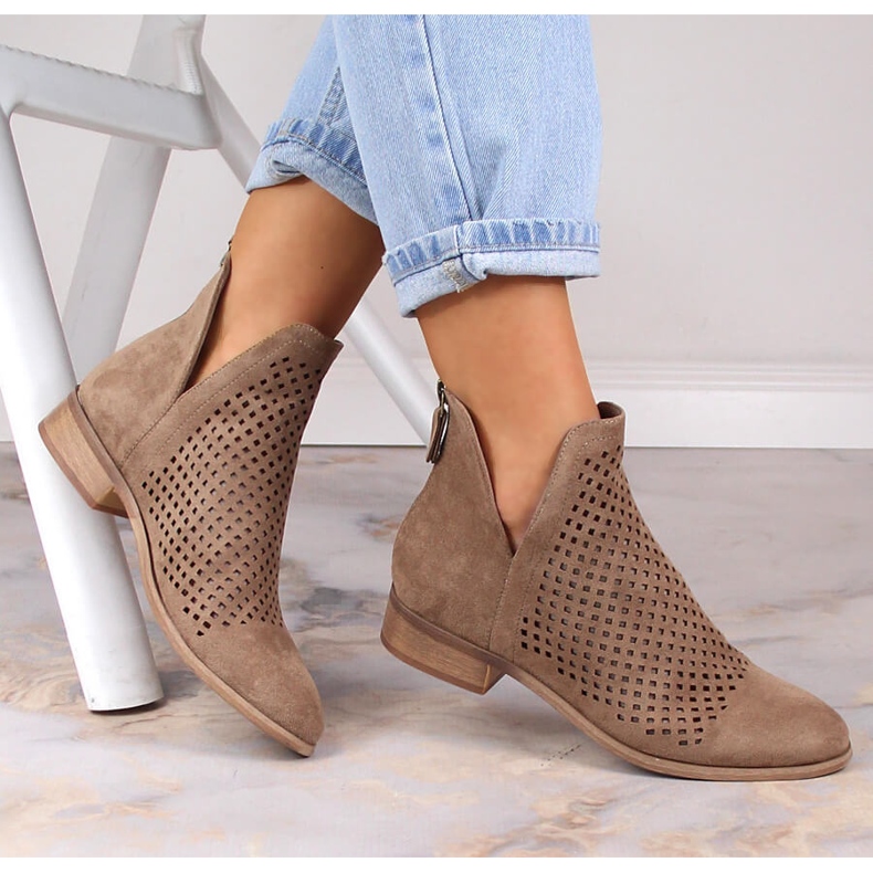 Durchbrochene beige Damenstiefel aus Wildleder Potocki SZ12107 1