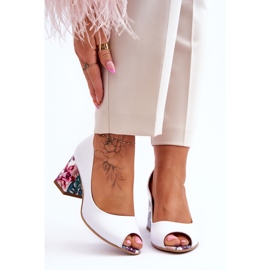 Lewski Shoes Lederpumps mit dekorativem Absatz Leski Schuhe 2608/K Weiße Erbsen 1