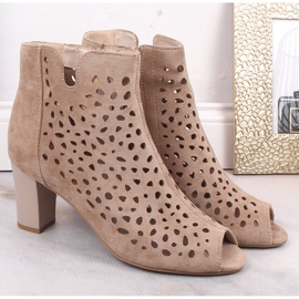 Frühlingsbeige durchbrochene Damenstiefel auf der Post Jezzi 2