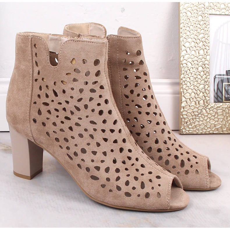 Frühlingsbeige durchbrochene Damenstiefel auf der Post Jezzi 2