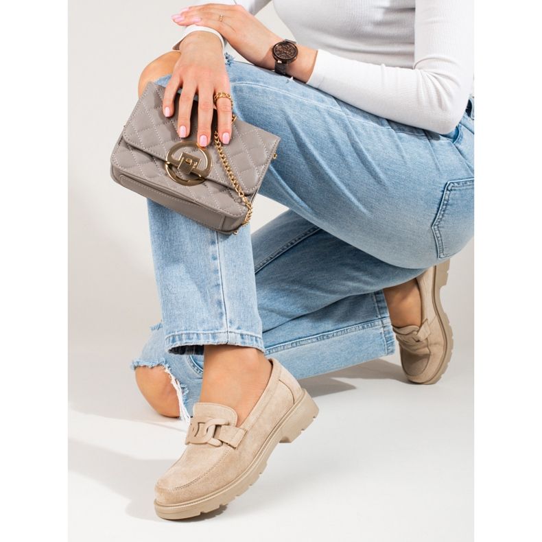Beige Wildleder-Loafer für Damen mit Shelovet-Kette 1
