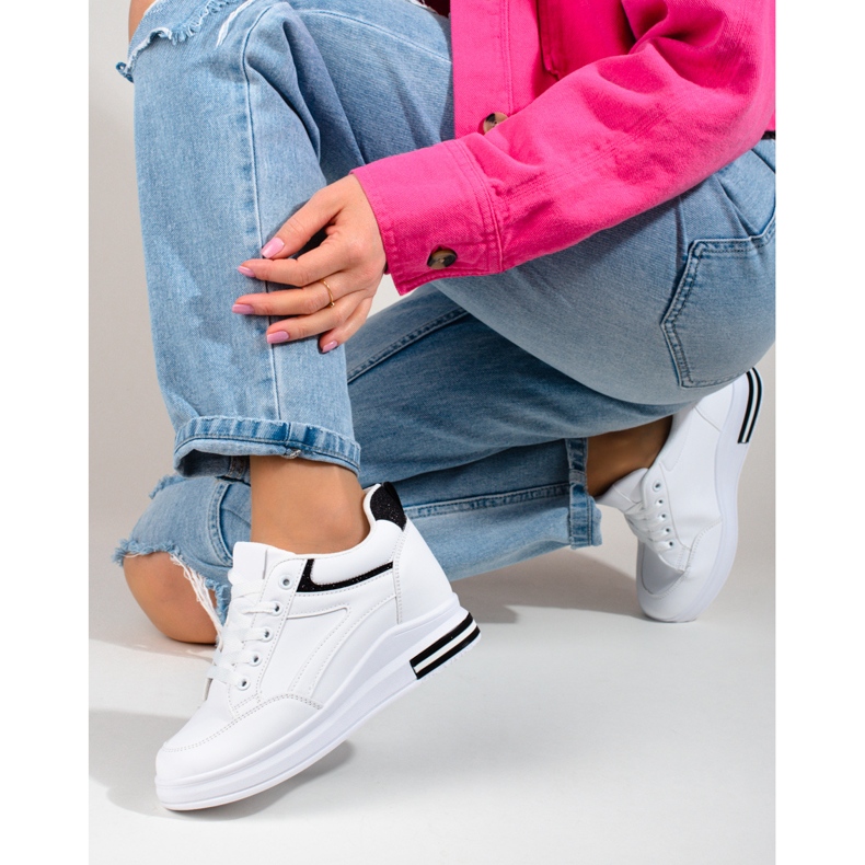 Weiße Sneaker mit verstecktem Keilabsatz von Shelovet 1