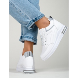 Weiße Sneaker mit verstecktem Keilabsatz von Shelovet 1