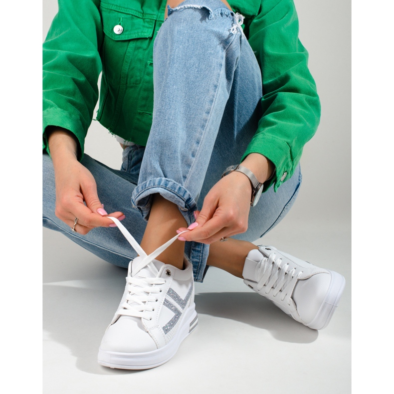 Weiße Sneaker mit verstecktem Keilabsatz von Shelovet 1