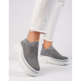 Textilgrauer Sportschuh mit dicker Sohle von T.Sokolski 1