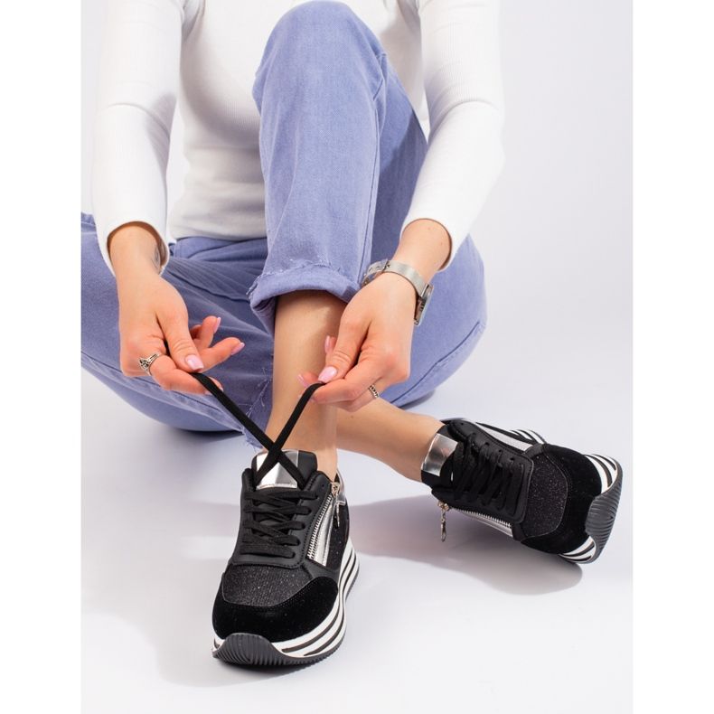 Schwarze Turnschuhe auf der Shelovet-Plattform 1