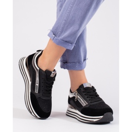 Schwarze Turnschuhe auf der Shelovet-Plattform 2