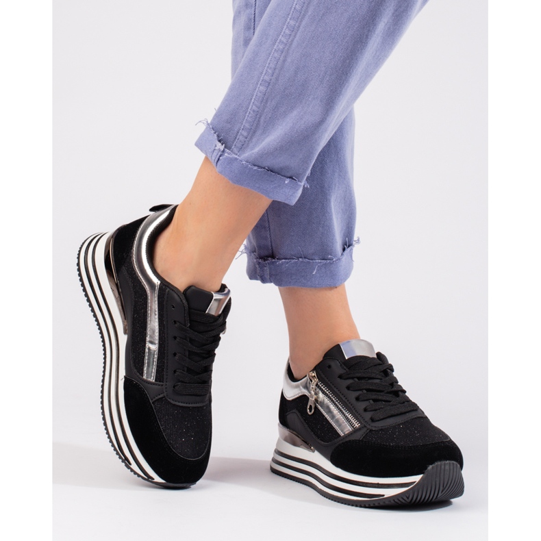 Schwarze Turnschuhe auf der Shelovet-Plattform 2