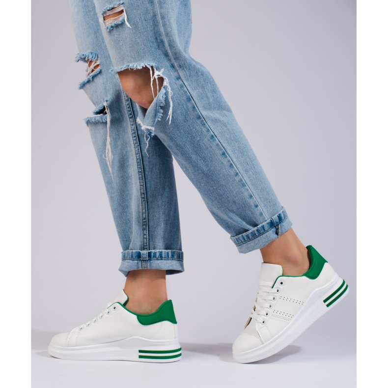 Weiße Sportschuhe Turnschuhe auf der Shelovet-Plattform 2