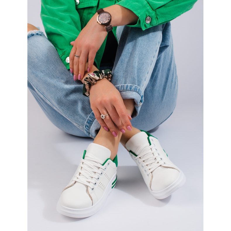 Weiße Sportschuhe Turnschuhe auf der Shelovet-Plattform 1