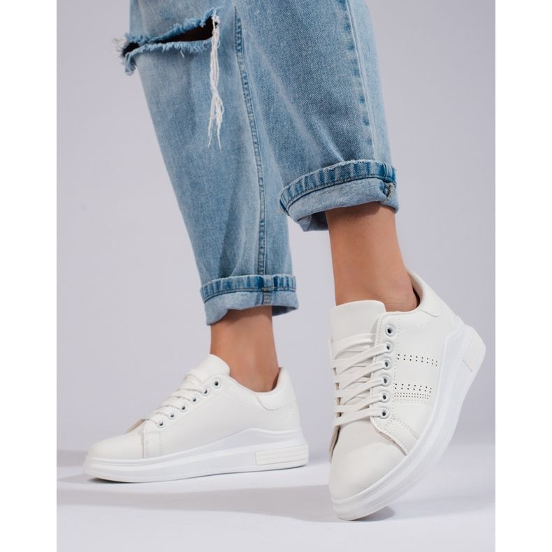 Weiße Sportschuhe Turnschuhe auf der Shelovet-Plattform 1