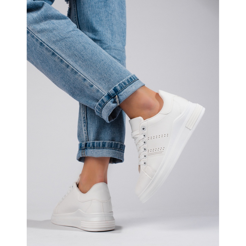 Weiße Sportschuhe Turnschuhe auf der Shelovet-Plattform 2