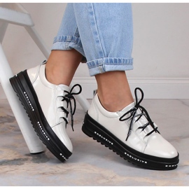 Leder lackierte bequeme Schuhe auf der beigen Plattform S.Barski LR29592 1