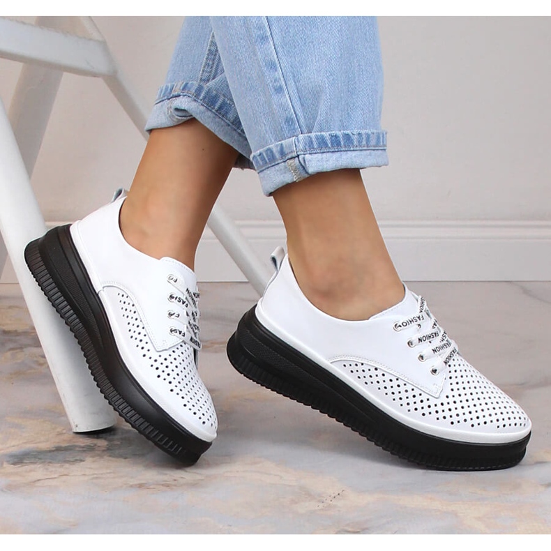 Bequeme durchbrochene Damenschuhe aus Leder weiß Artiker 52C1992 1