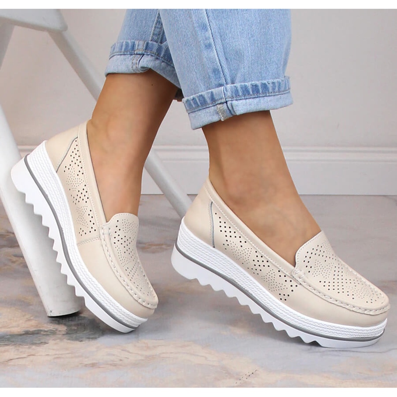 Damen-Lederslipper auf der durchbrochenen beigefarbenen Plattform Artiker 52C2119 1