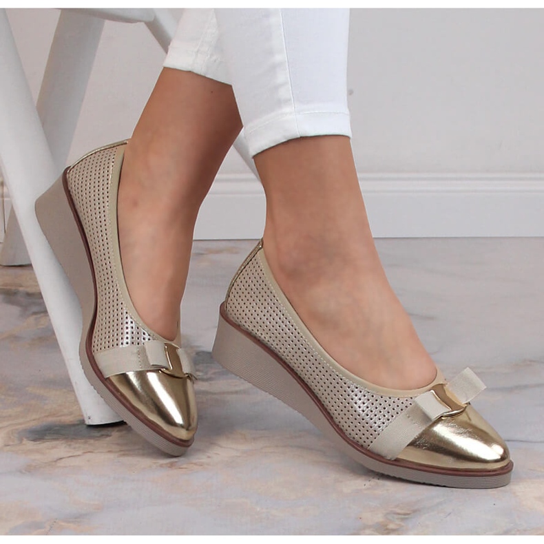 Durchbrochene goldene Keilschuhe für Damen Potocki SZ12037 1