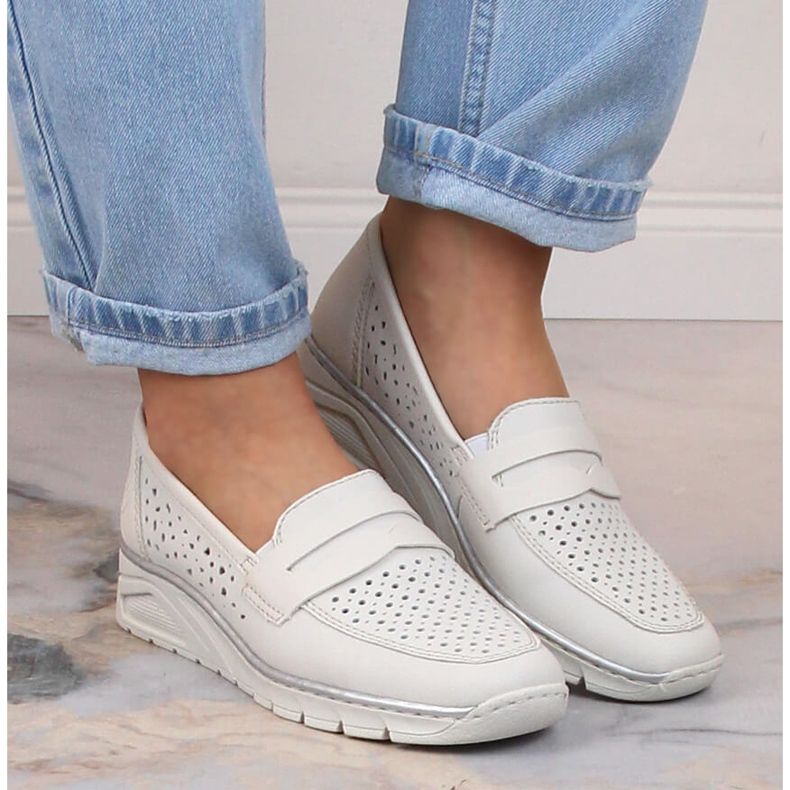 Durchbrochene Damen-Keilschuhe aus Leder Rieker N3356-80 weiß 1