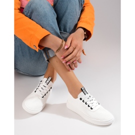 Weißer Shelovet-Sportschuh für Damen mit Lochmuster 2