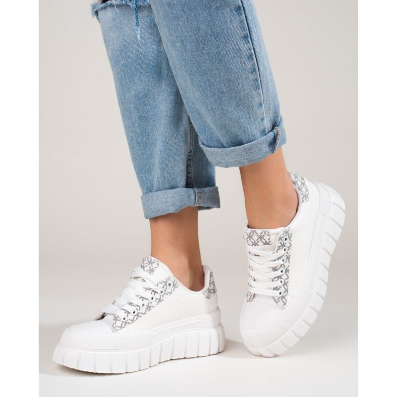 Weiße Damen-Sneakers auf einem dicken Shelovet-Plateau 1