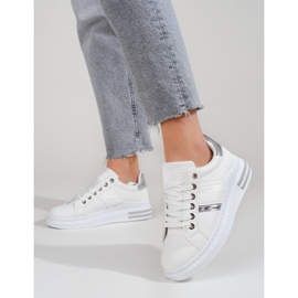 Weiße Damenstiefel mit dicken Sohlen von Shelovet 1