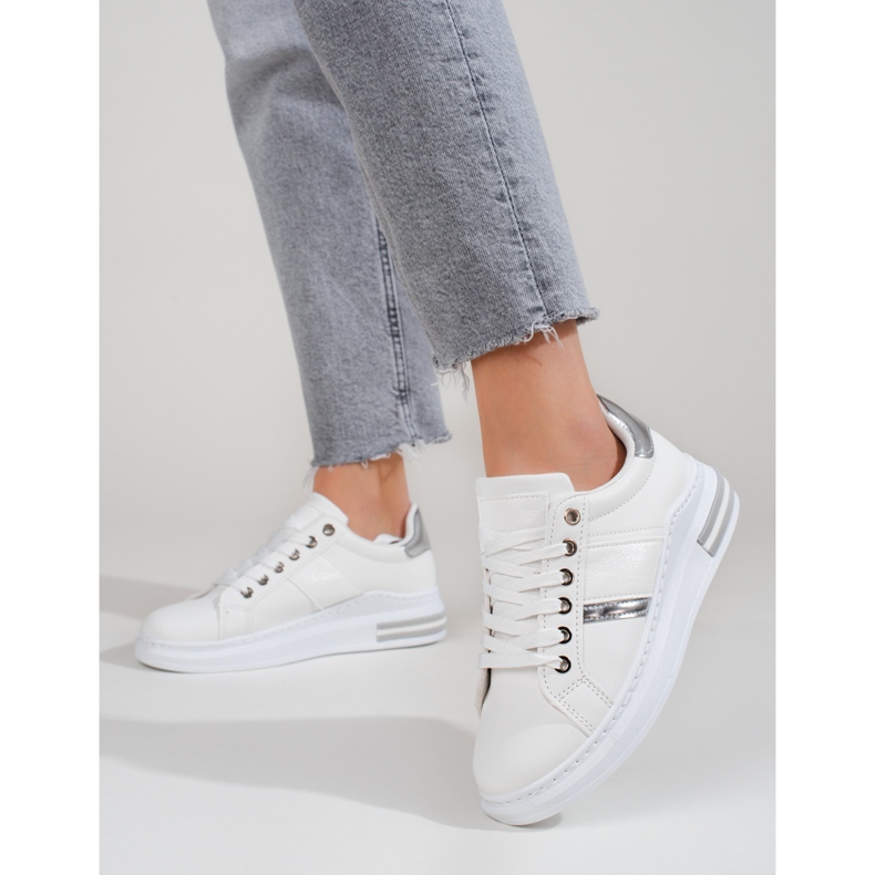 Weiße Damenstiefel mit dicken Sohlen von Shelovet 1