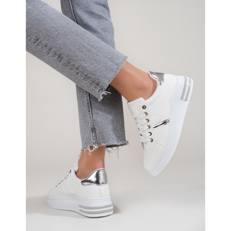 Weiße Damenstiefel mit dicken Sohlen von Shelovet 2