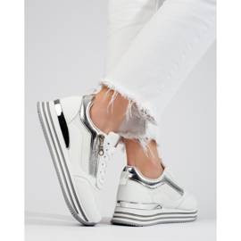 Weiße und silberne Turnschuhe auf der Shelovet-Plattform 1