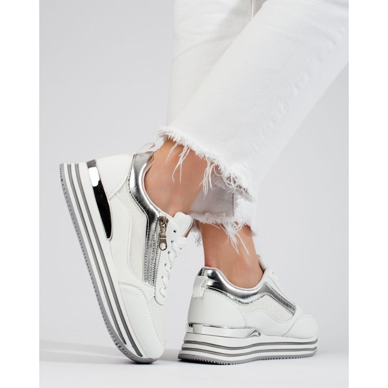 Weiße und silberne Turnschuhe auf der Shelovet-Plattform 1