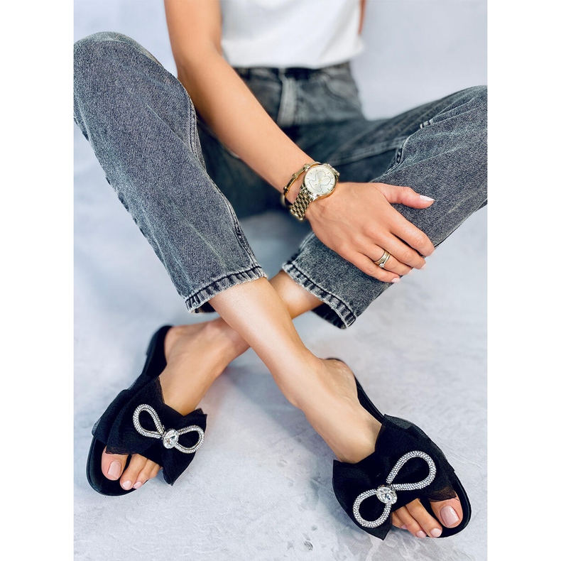 BM Monique Schwarze Hausschuhe mit Schleife 1