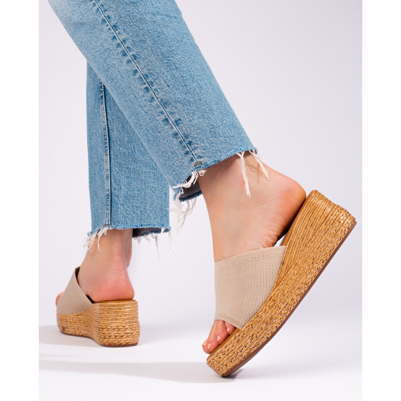 Durchbrochene Damen-Keilsandalen in beigem Shelovet 2