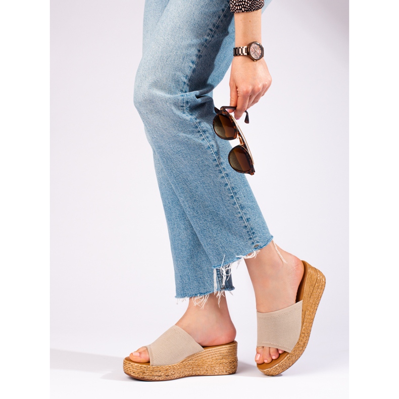 Durchbrochene Damen-Keilsandalen in beigem Shelovet 1