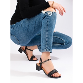 Schwarze Sandalen mit niedrigem Absatz von Shelovet 1