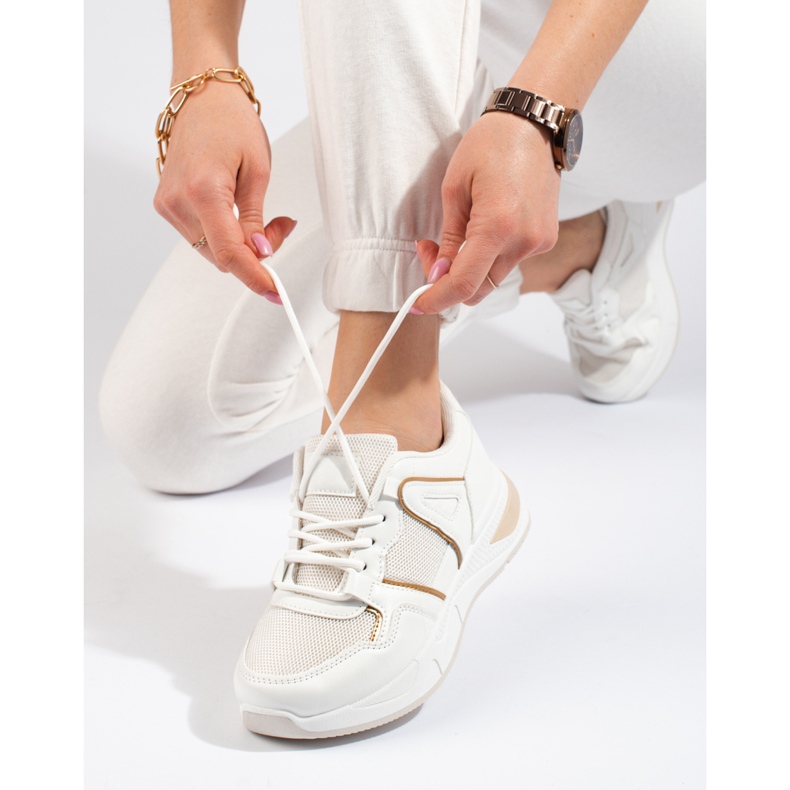 Weiße Turnschuhe für Damen auf einer dicken Sohle Shelovet 2