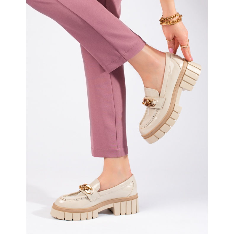 Lackloafer für Damen mit Shelovet-Kette beige 1