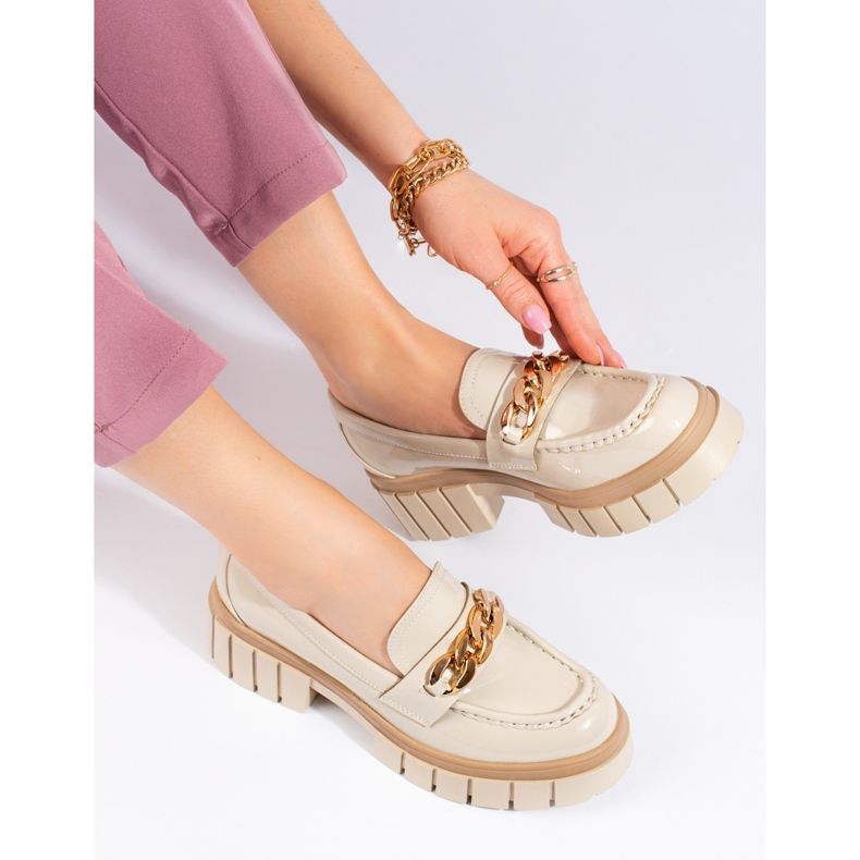 Lackloafer für Damen mit Shelovet-Kette beige 2