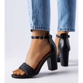 Schwarze, geflochtene Sandaletten mit Blockabsatz von Oliveirinhas 1