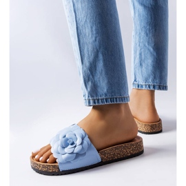 Blaue Sandalen, verziert mit einer Blume von Desaulniers 2