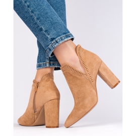 Beige Wildlederstiefel mit Absatz von Shelovet 2