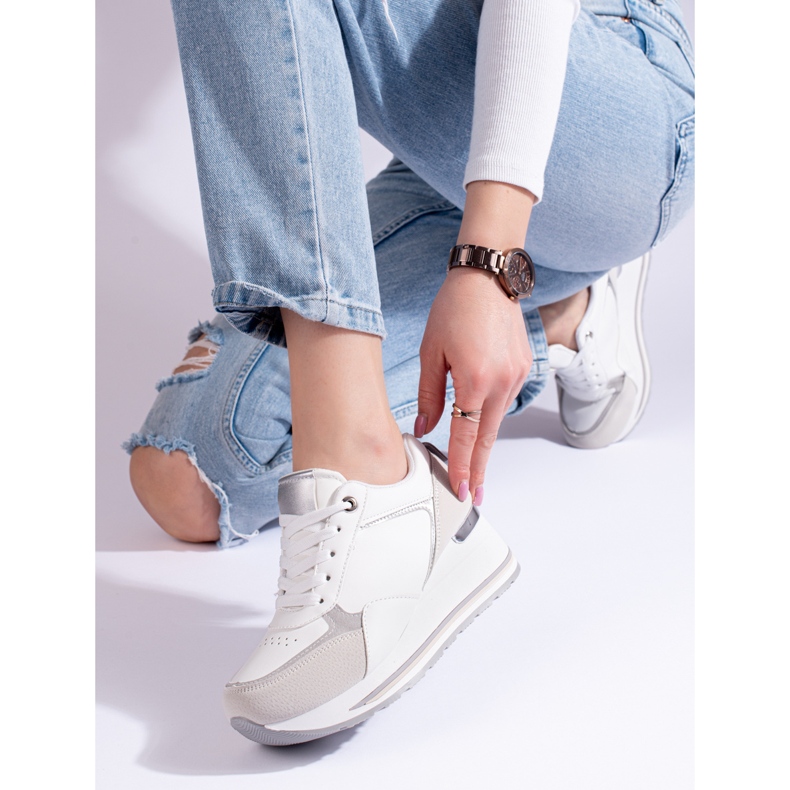 Weiße Sneaker mit Keilabsatz von Shelovet 2