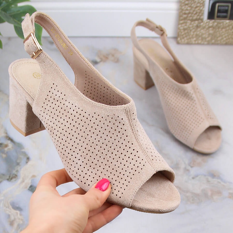 Durchbrochene Wildledersandalen für Damen in Beige Potocki LE20003 1