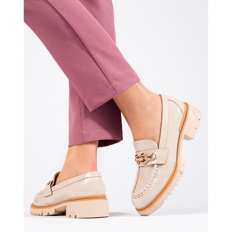 Brogues in Lack-Beige mit goldener Shelovet-Verzierung 1