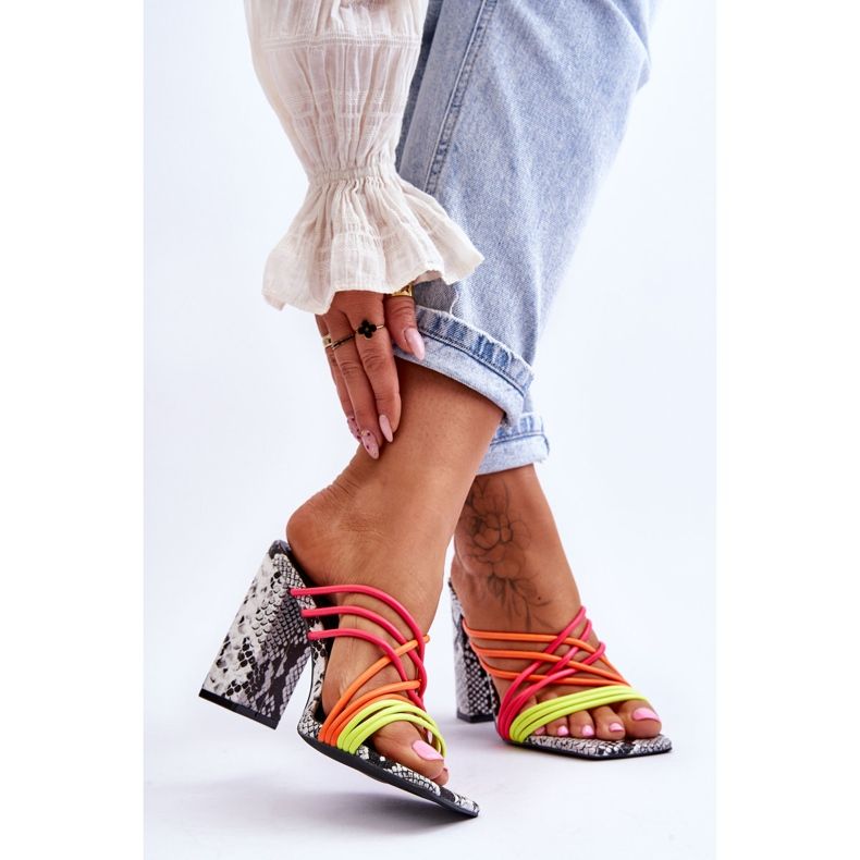 High Heel Hausschuhe mit Schlangenriemen Neon Beckie schwarz 2