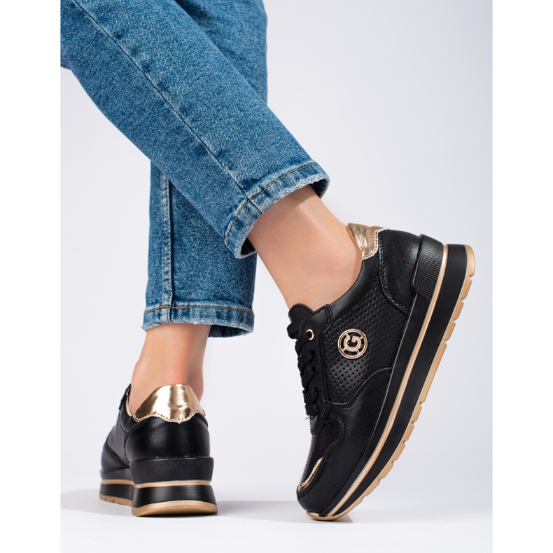 Schwarze Lederturnschuhe auf der Shelovet-Plattform 1