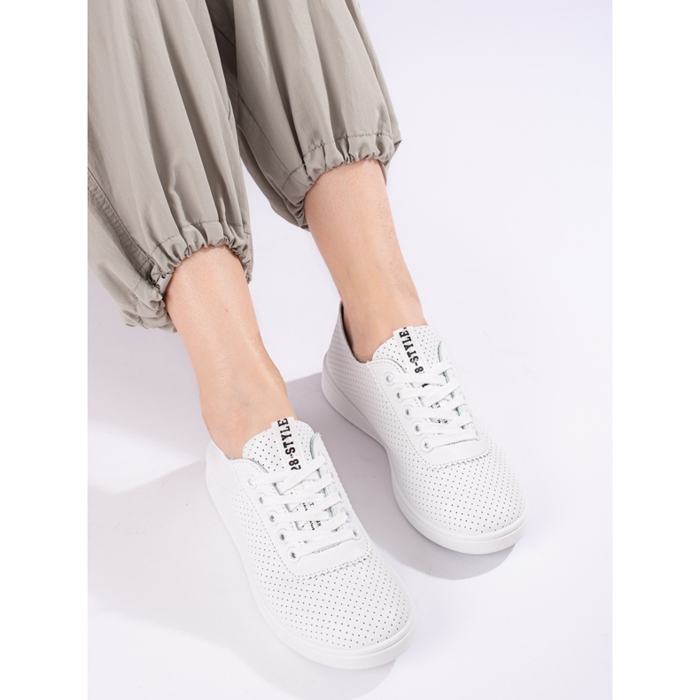 Durchbrochene weiße Shelovet Damenturnschuhe 1