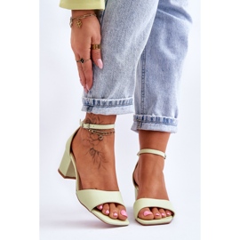 PG1 Öko-Leder-Sandalen auf einem niedrigen Absatz Hellgrün Whitney 1